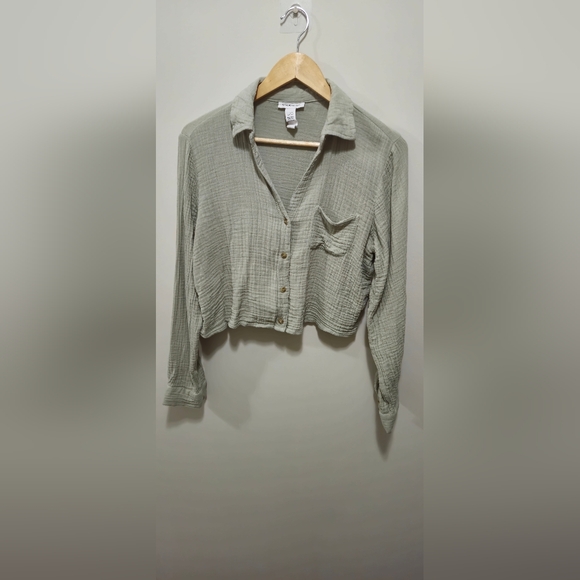 Sage green 100% cotton drawstring shorts/relaxed button up set. Size large - Picture 4 of 4